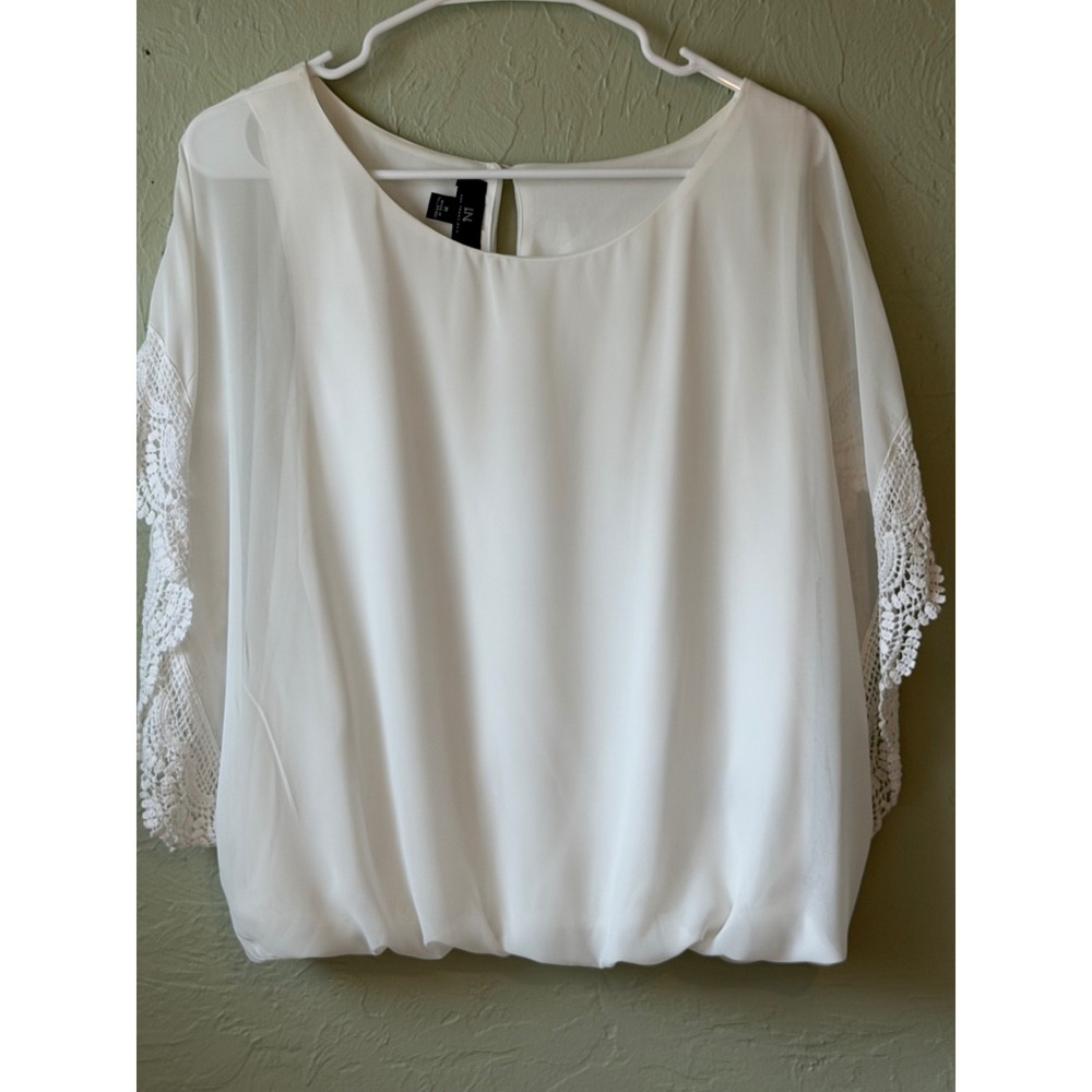 IN San Francisco White Crochet Lace Sleeve Bubble Hem Blouse‎ Top Womens Medium